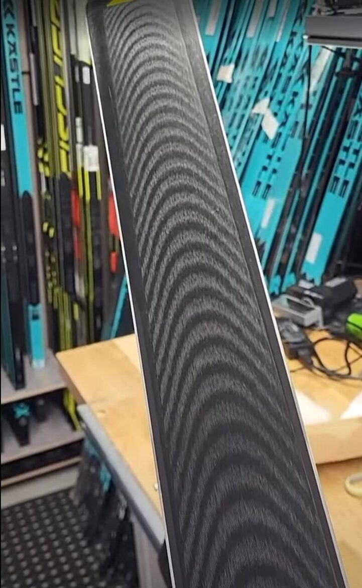 Side & Base edge sharpening with ski-structure renewal